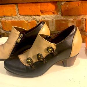 Spring Step L'Artiste Black and Tan Leather Shooties - size 38/7.5